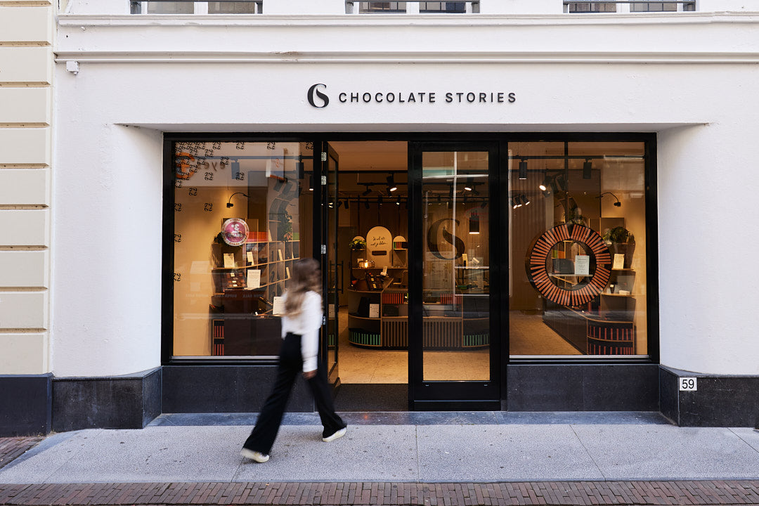 Chocolate Stories - klant loopt naar binnen